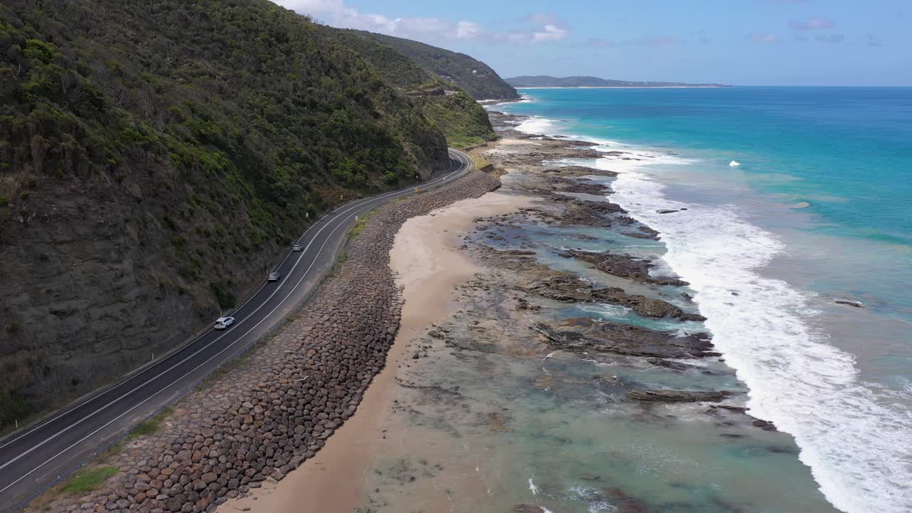 Vista aerea della Great Ocean Road con auto e spiaggia, Victoria, Australia