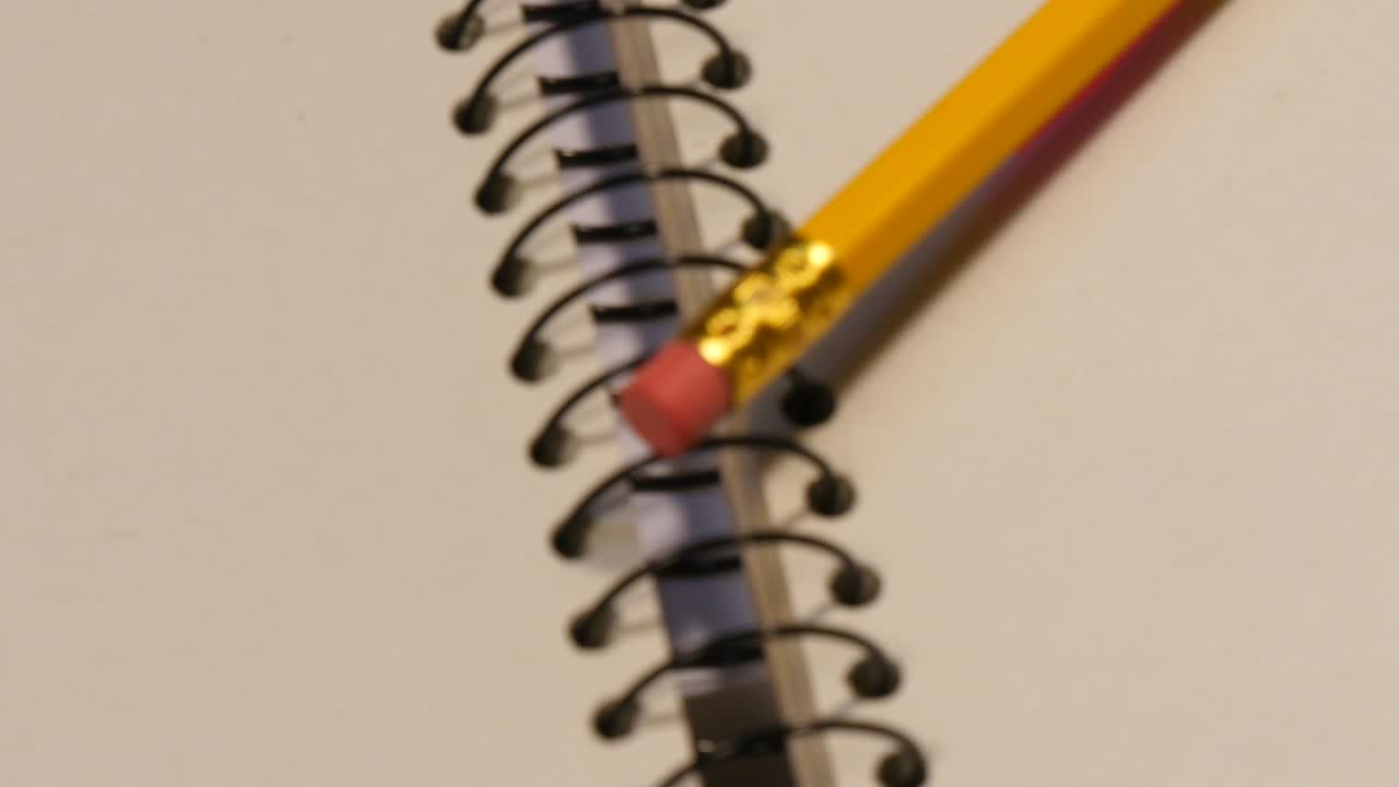 봄 음에 노란색 peccil의 움직이는