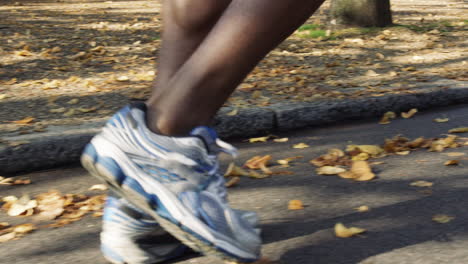 Nahaufnahme-Der-Füße-Eines-Läufers,-Der-Im-Park-Im-Freien-Trainiert