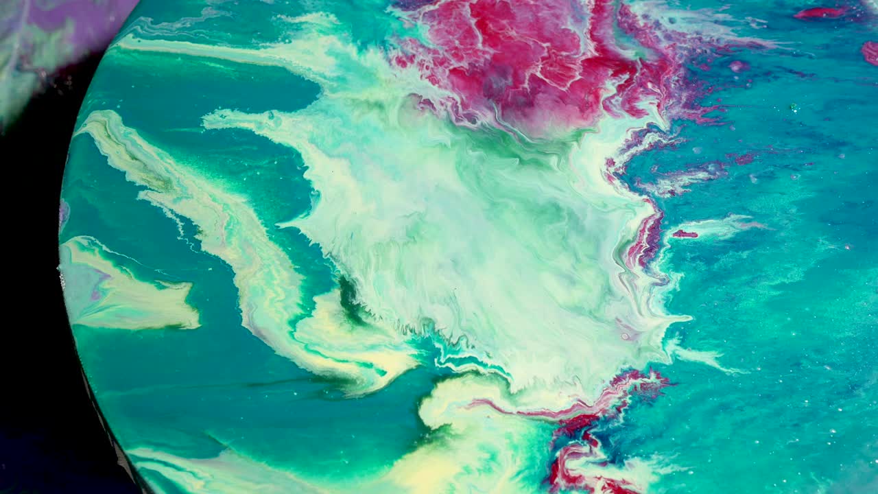 둥근 캔버스에 녹색 그림을 그리는 것