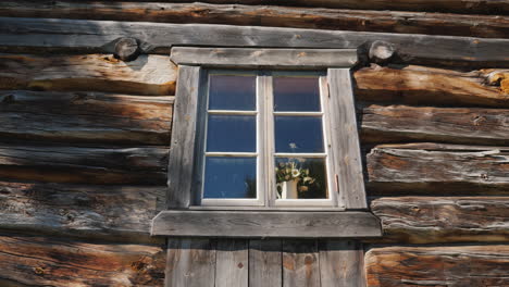 Fenster-Mit-Blumen-Auf-Einer-Fensterbank-In-Einem-Alten-Holzhaus-4k-Video
