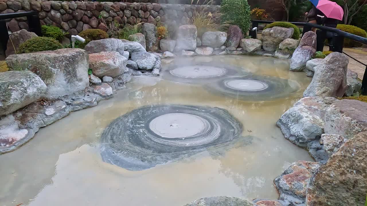 грязевые вулканы в беппу, япония, вид над геотермальной горячей точкой в кюшу, япония