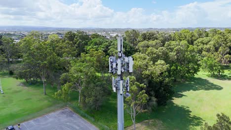 vista aérea de la torre de telefonía celular y la vegetación