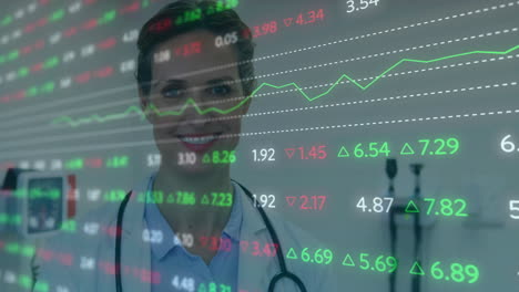 animación del procesamiento de datos sobre una doctora caucásica