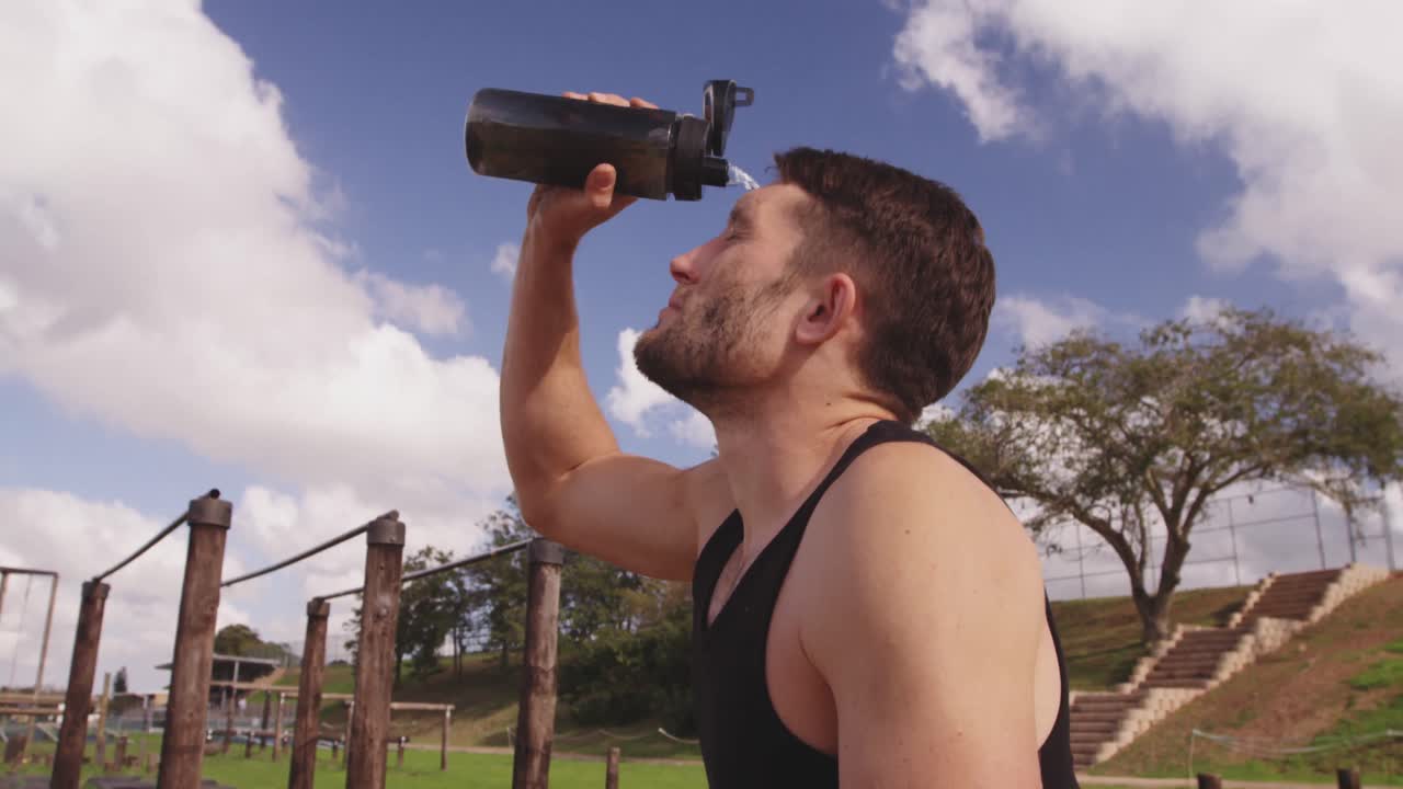 jóvenes adultos entrenando en un campamento de gimnasia al aire libre