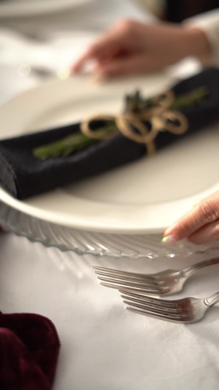 Una elegante mesa puesta con un plato y una servilleta envuelta atada con un cordel, toma de primer plano.