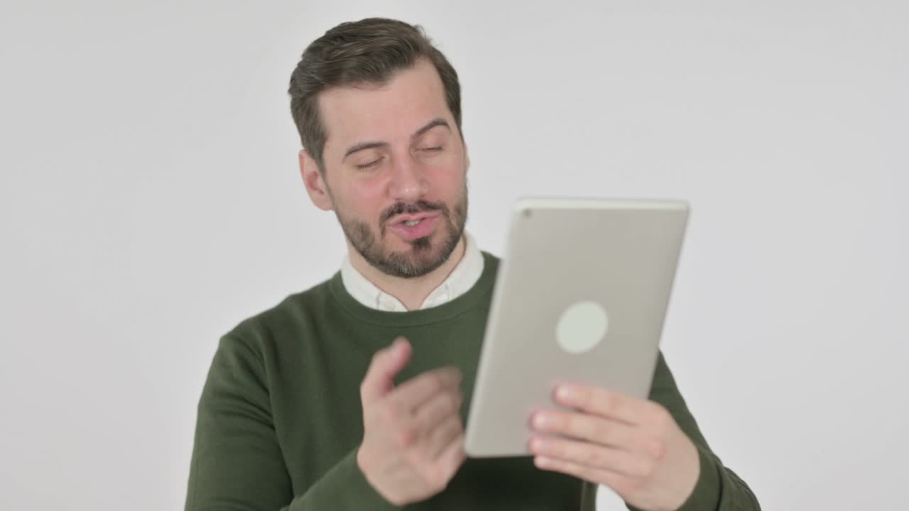 llamada de video en tableta sobre fondo blanco