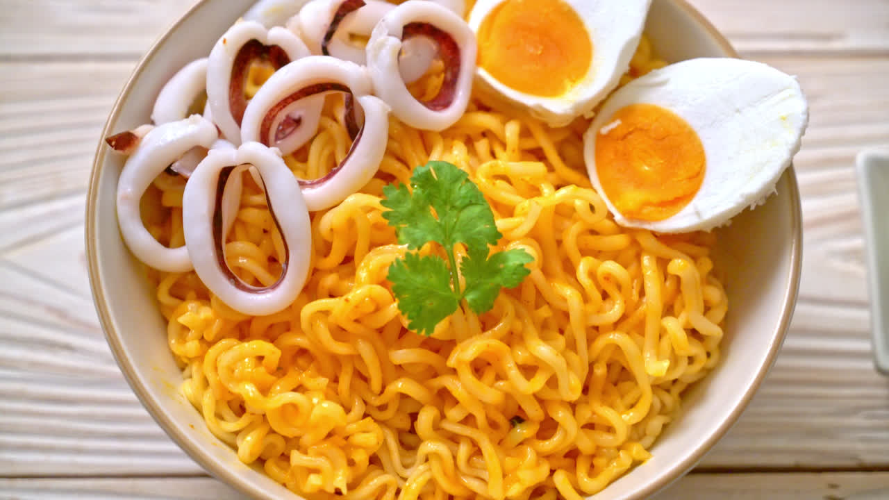 오징어 또는 문어 그릇과 인스턴트 국수 소금 달걀 맛