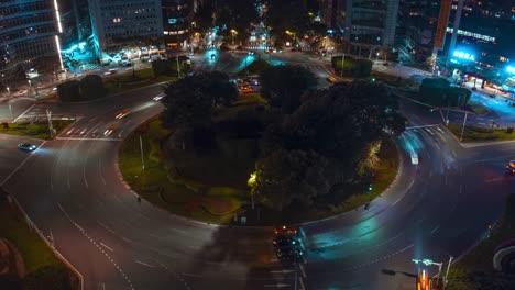 Aerial-hyperlapse-of-driving-cars-at-renai-roundabout-in-taipei,-Taiwan