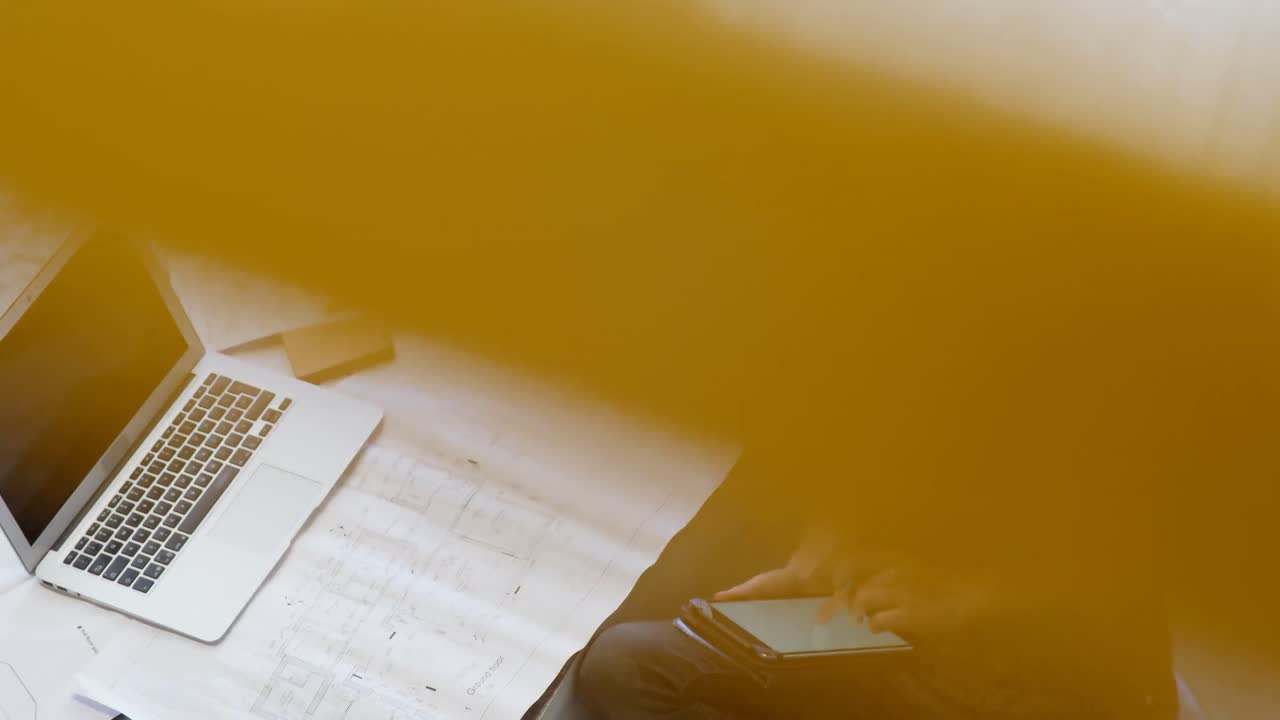 carpintero usando una tableta digital mientras trabajaba en el plano 4k