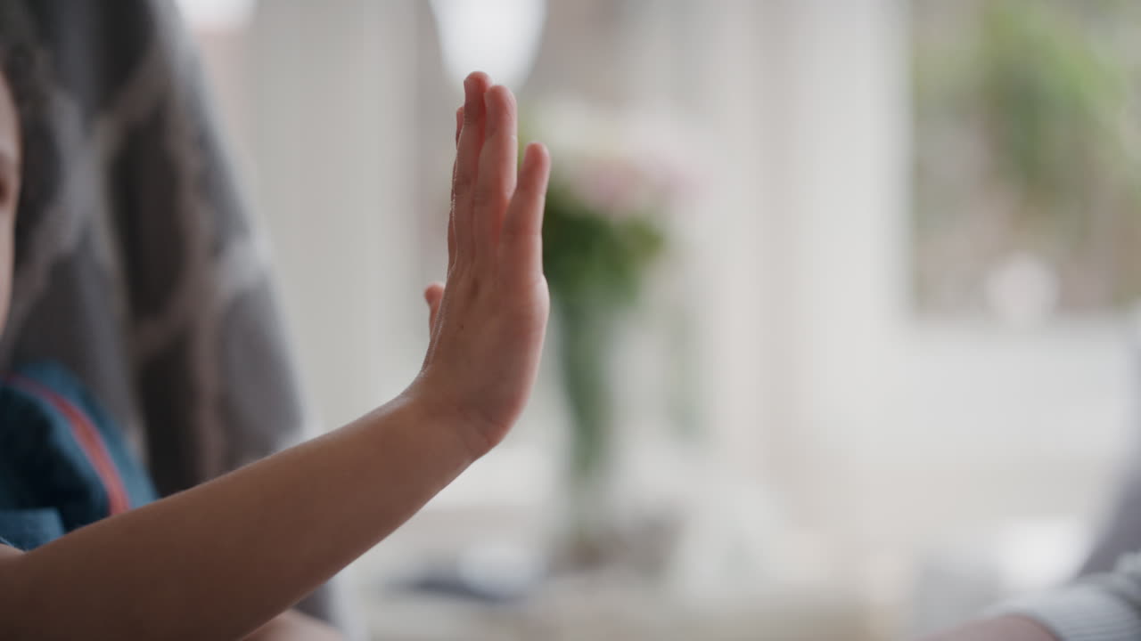 할머니를 만지는 작은 소녀 손 놀이는 아이 할머니에 대한 사랑을 보여주는 가족 지원 개념을 즐기는 인식할 수 없는 사람들 4k