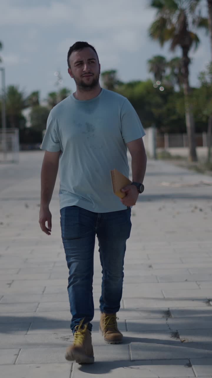 Uomo che cammina su un sentiero