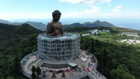 Hong-Kong-Nong-Ping-Großer-Buddha-Und-Umgebende-üppige-Grüne-Umgebung,-Luftbild