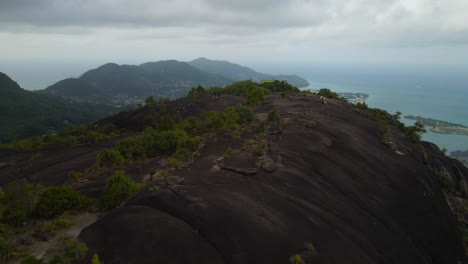 Paisajes-En-Seychelles-Filmados-Con-Un-Dron-Desde-Arriba-Que-Muestran-La-Naturaleza,-Montañas,-Casas-E-Islas-En-La-Isla-Principal-Mahe