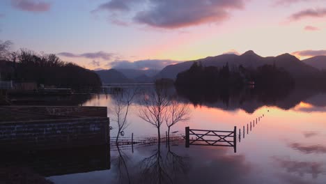 Pintoresco-Derwentwater-Durante-La-Puesta-De-Sol-Cerca-De-Keswick-En-Cumbria,-Lake-District,-Inglaterra