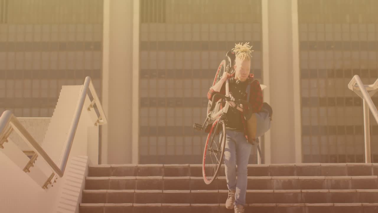 анимация альбиноса, афроамериканца, несущего велосипед