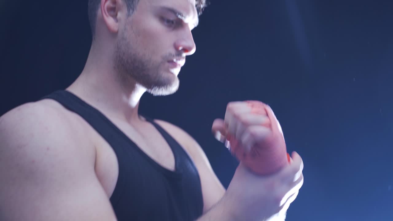 남성 권투 선수 훈련, 권투 선수는 그의 젊은 손에 붕대를 감는다.