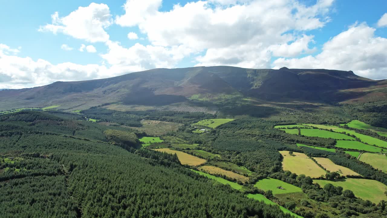 comeragh montañas waterford irlanda avión no tripulado el establecimiento de tiro volando sobre bosques y tierras de cultivo en una noche de verano