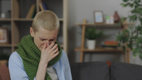mujer que sufre de resfriado o gripe