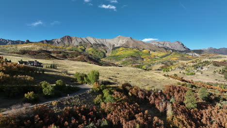 Weite-Landschaft-Von-Telluride,-Colorado-Mit-Hellem-Laub-Und-Blauem-Himmel,-Luftaufnahme