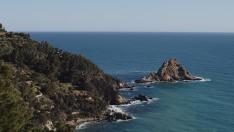 Impresionante-Playa-Italiana-Escondida,-Vista-Panorámica-En-Un-Día-Soleado-Por-El-Océano-Y-La-Montaña-Verde