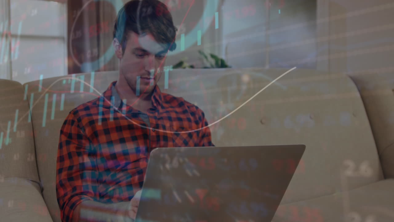 animación del procesamiento de datos financieros sobre un hombre caucásico usando una computadora portátil