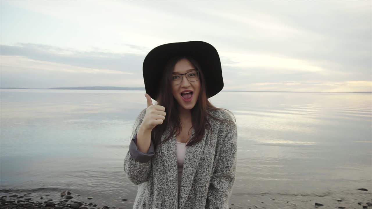 женщина у озера