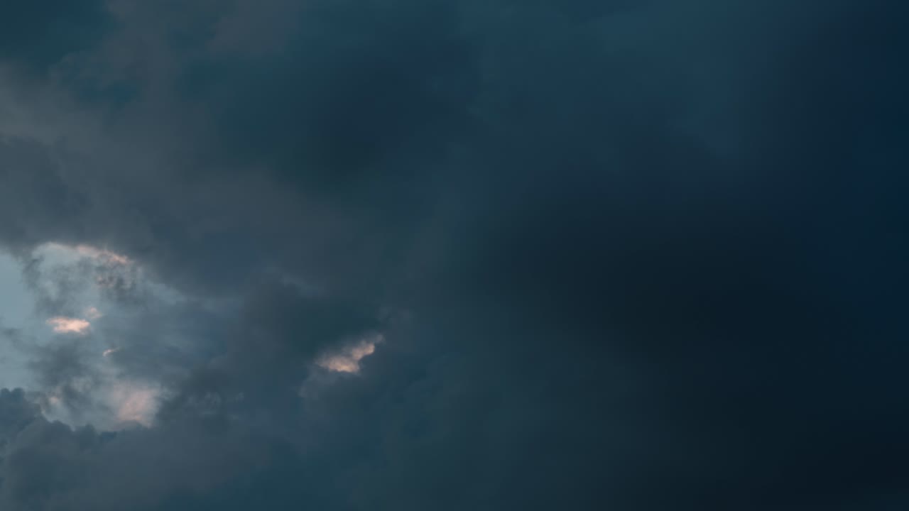 극적인 일몰의 아름다운 부드러운 타임 라프스, 다채로운 서핑 구름, 푸른색과 오렌지색, 황금 시간, 황혼의 시간.