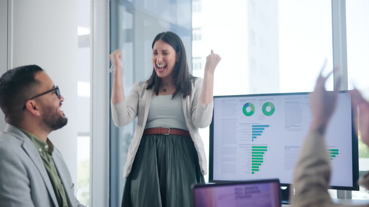 equipo celebrando el éxito en una reunión de negocios