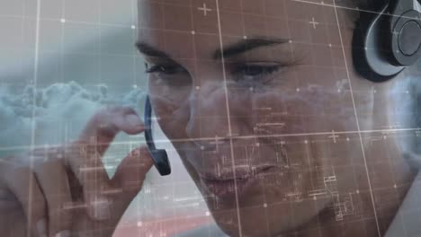 animación del procesamiento de datos sobre una mujer de negocios sonriente usando auriculares de teléfono