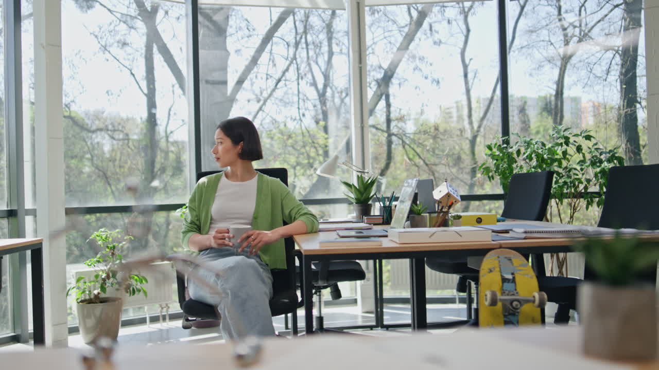 편안한 사업가, 커피를 마시고, 휴식을 취하고, 사무실에서 쉬는 아시아 여성