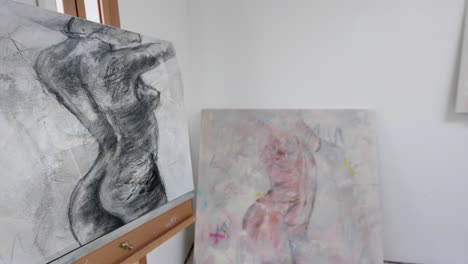 lienzos de desnudos abstractos en el estudio casero