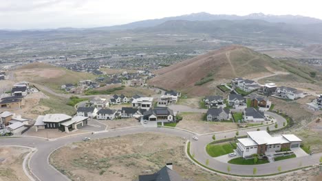 Toma-Aérea-De-Grandes-Casas-De-Lujo-En-La-Ladera-De-La-Montaña-Traverse,-Lehi-Utah-En-Un-Día-Nublado,-Tiro-Hacia-Atrás