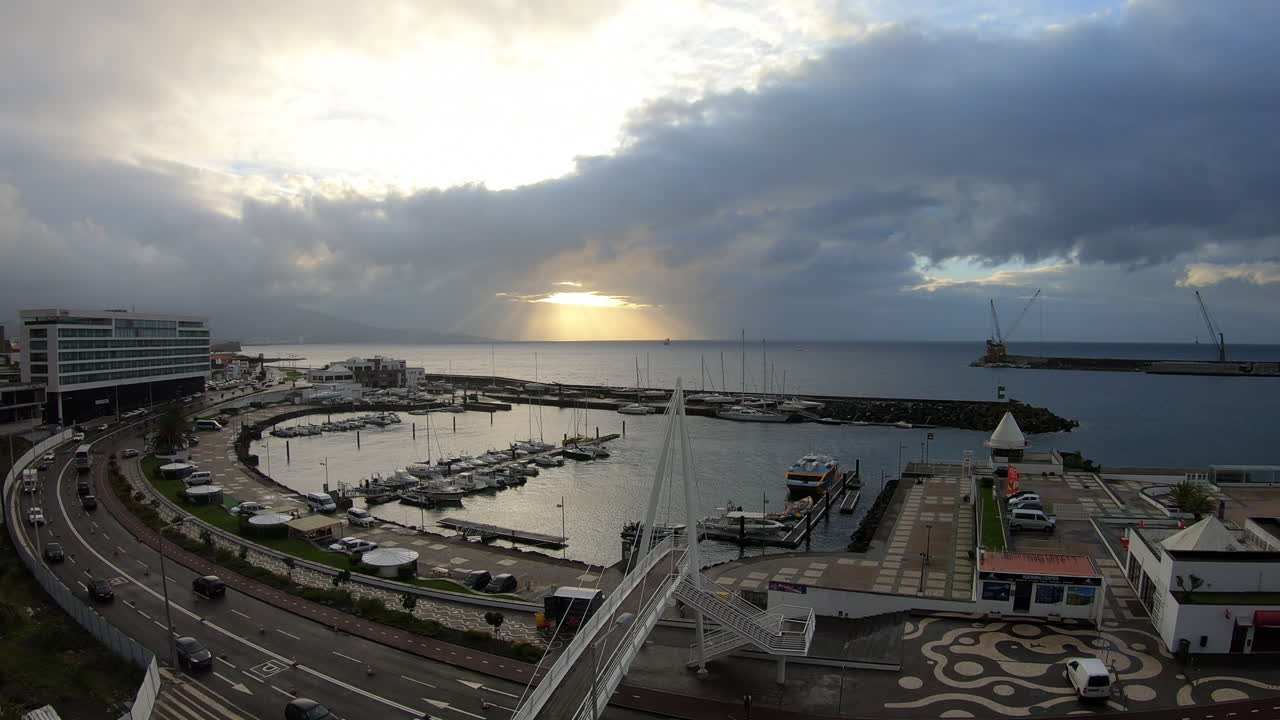 timelapse de la salida del sol del principal puerto marítimo de ponta delgada