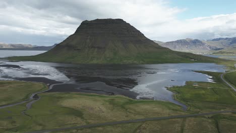 Pico-De-La-Montaña-Kirkjufell-En-Un-Día-Nublado-En-Islandia,-Junto-A-Grundarfjörður