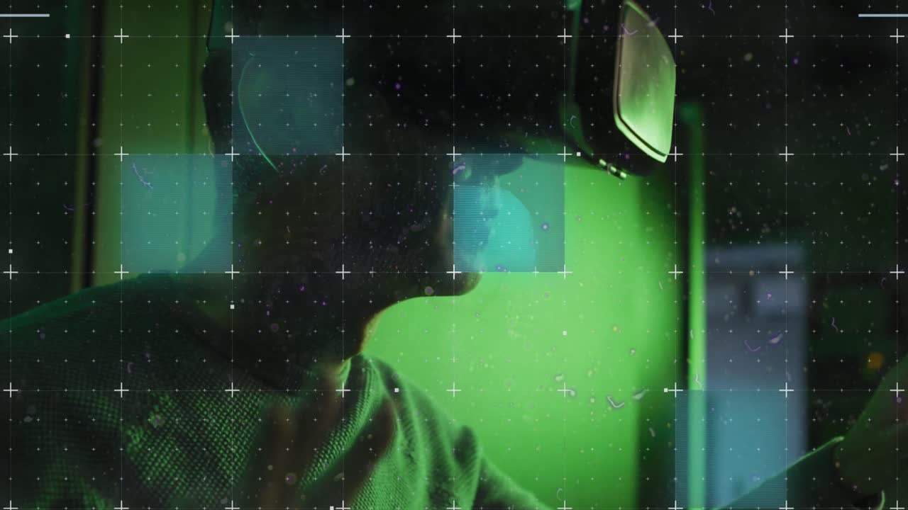 animación de glitch sobre asiático con auriculares vr en la sala del servidor