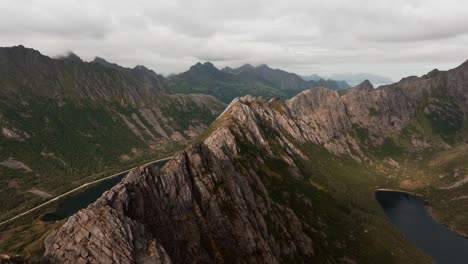 Vista-Aérea-De-La-Montaña-Segla-Sobre-El-Cielo,-Noruega-Durante-El-Verano