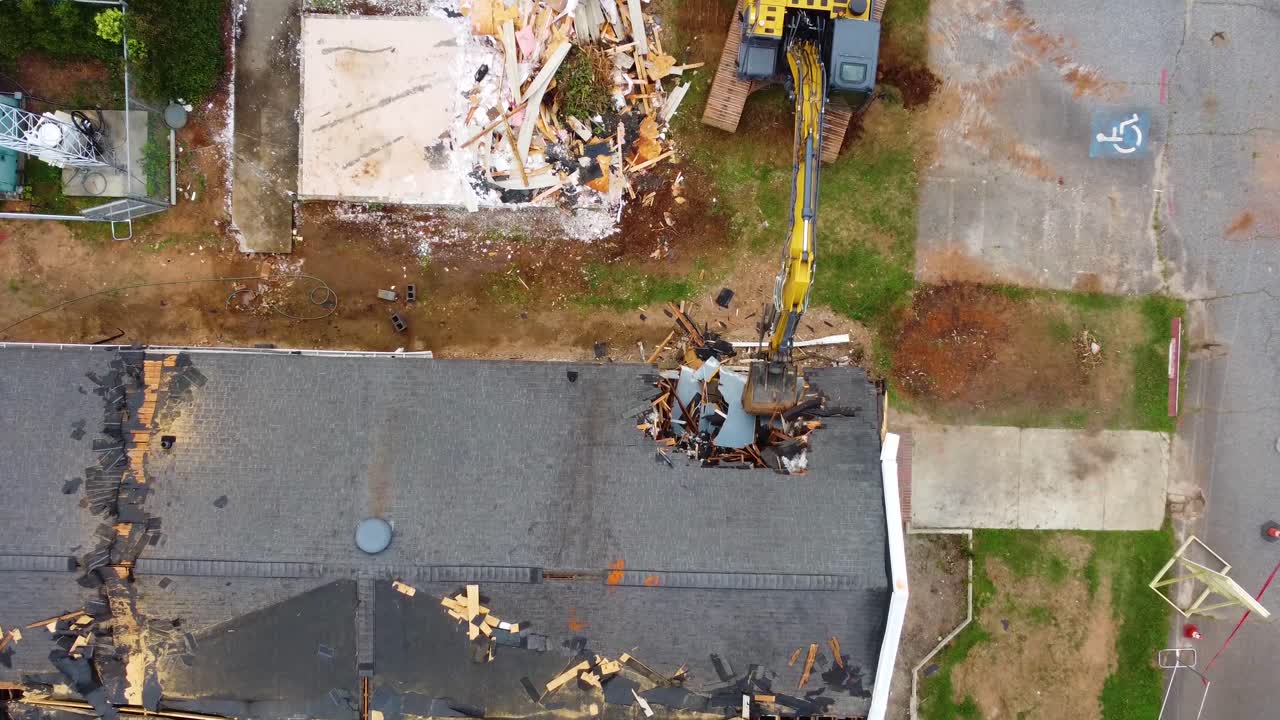 Une pelleteuse démolissant un bâtiment