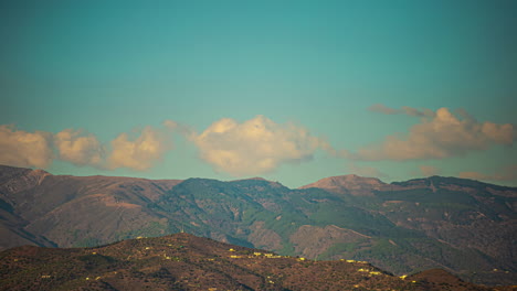 el lapso de tiempo de las nubes que se forman y se mueven sobre las colinas en málaga, españa