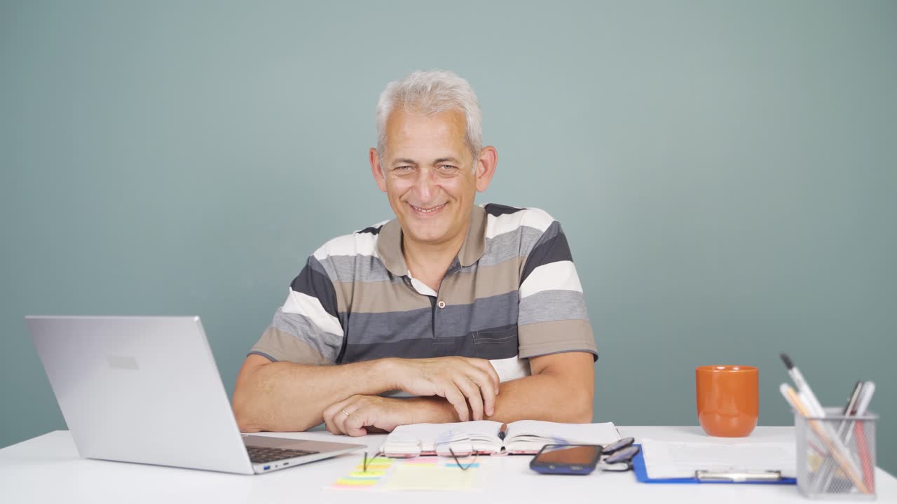 el hombre que hace dinero firma con sus manos.