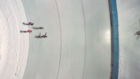 Patinadores-Sobre-Hielo,-Zakopane-En-Polonia.-Aéreo-Estático-Top-down