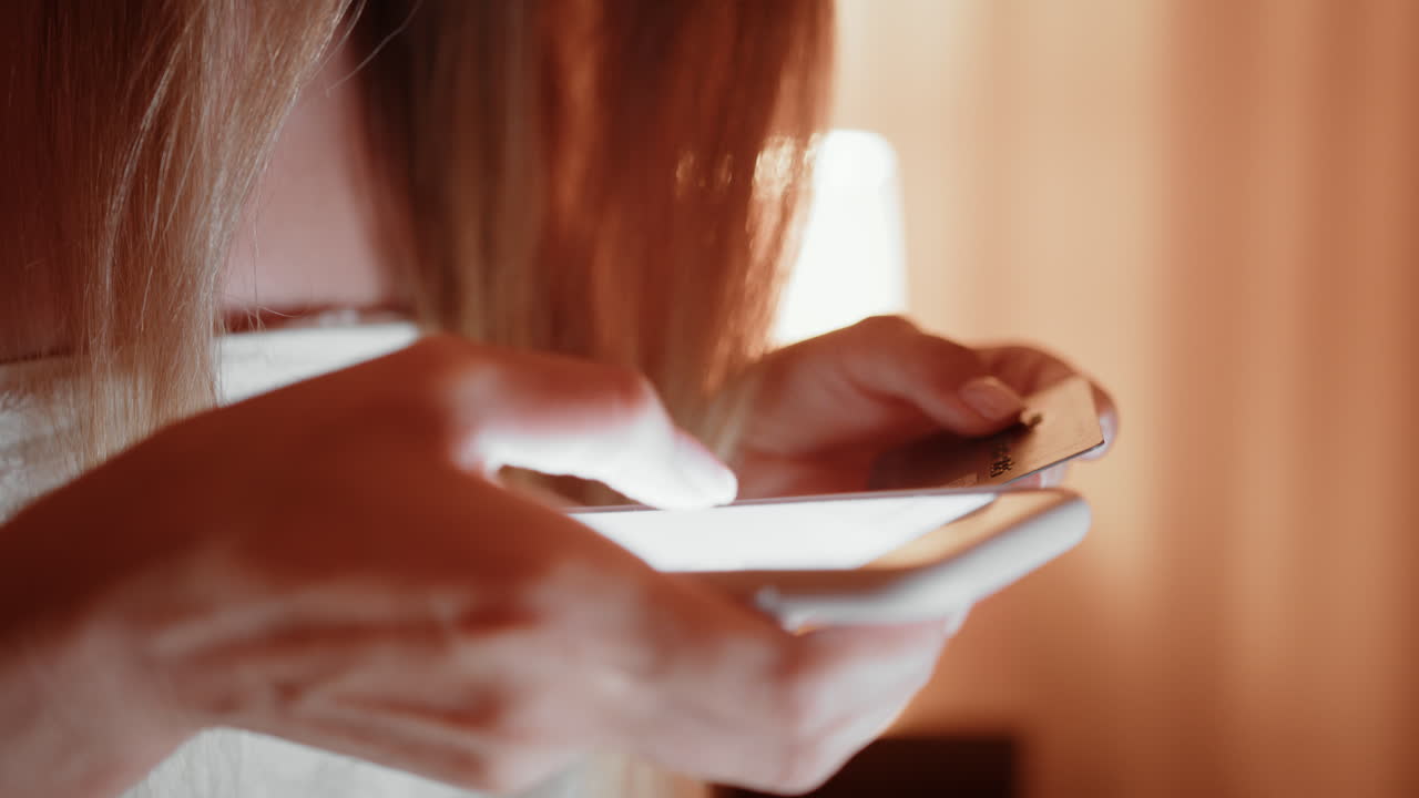 Kvinde bruger smartphone og kreditkort til online shopping