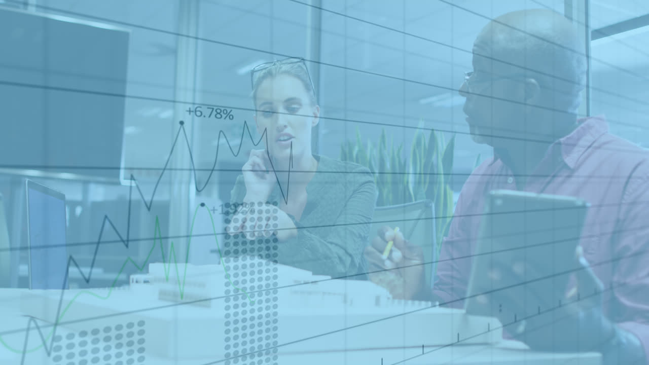 Animering av statistisk databehandling över en man och en kvinna med olika bakgrunder som diskuterar en plan på kontoret.