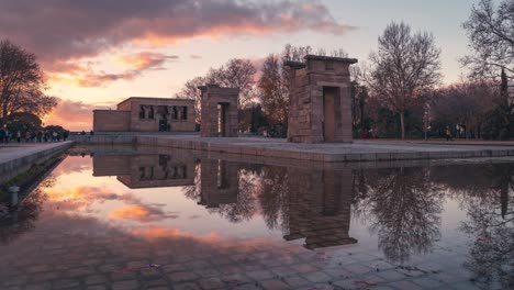 Reflejo-Del-Templo-De-Debod-En-Madrid-Timelapse-Durante-La-Puesta-De-Sol-Con-Nubes-Coloridas-Y-Luz-De-Invierno