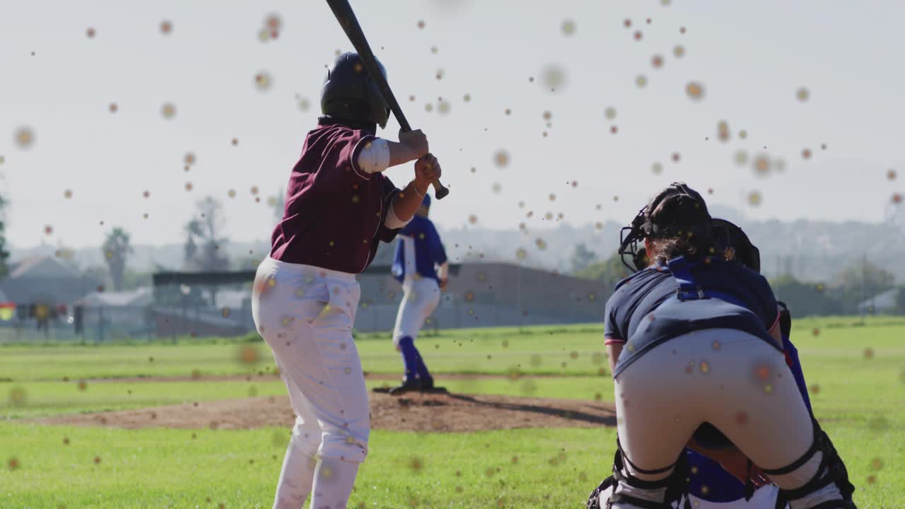 Lanciatore di baseball che alza la gamba per lanciare, rilasciando la palla verso il battitore, ricevitore che inquadra il piatto di casa base