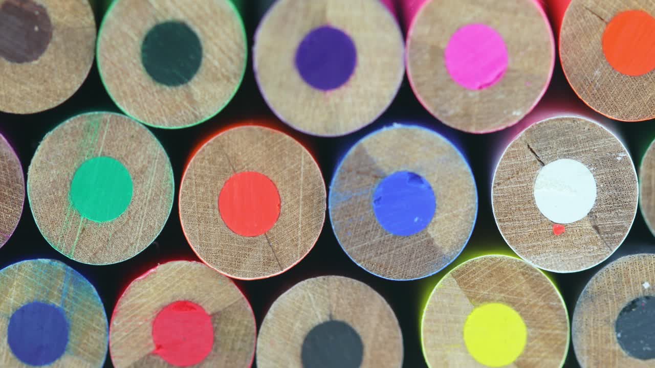 가지런히 쌓인 깎지 않은 색연필 끝의 인형