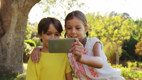 niños tomando selfies con el teléfono móvil