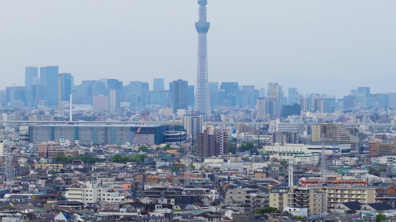 Tokio Stadtlandschaft Überblickseinstellung, Stadtviertel und Turm im Hintergrund.