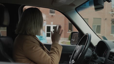 Mom-brought-her-daughter-to-school-by-car