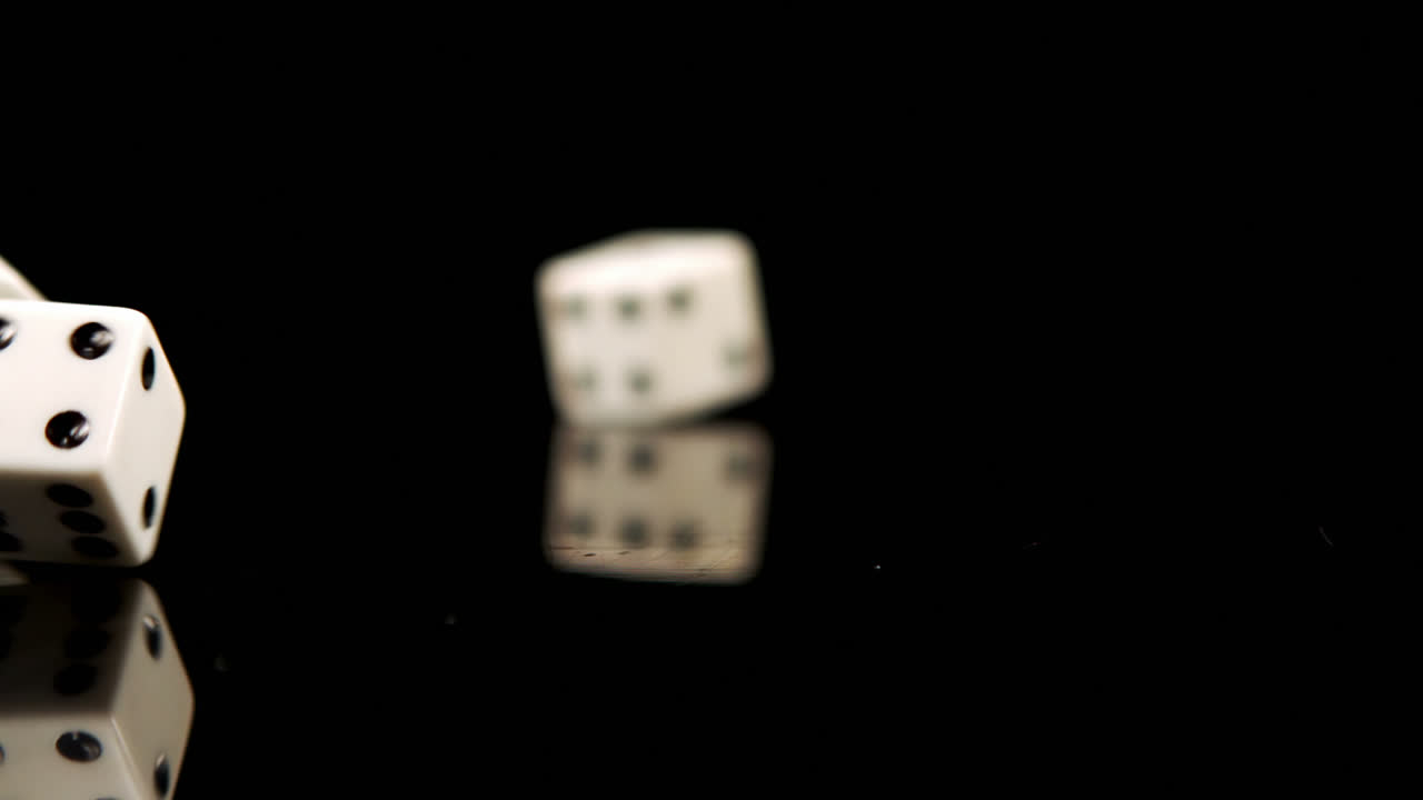 dados cayendo y rebotando